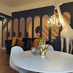 9 Guests 2 Apartments Together 2 And 3 Floor With, 4 Bedrooms, 4 Baths In Milano Downtown With Ac, Wifi And Subway M1 M2 Airport Connected