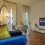 9 Guests 2 Apartments Together 2 And 3 Floor With, 4 Bedrooms, 4 Baths In Milano Downtown With Ac, Wifi And Subway M1 M2 Airport Connected
