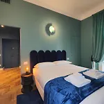 9 Guests 2 Apartments Together 2 And 3 Floor With, 4 Bedrooms, 4 Baths In Milano Downtown With Ac, Wifi And Subway M1 M2 Airport Connected
