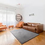 Guesthost - Porta Vittoria Central Apartment