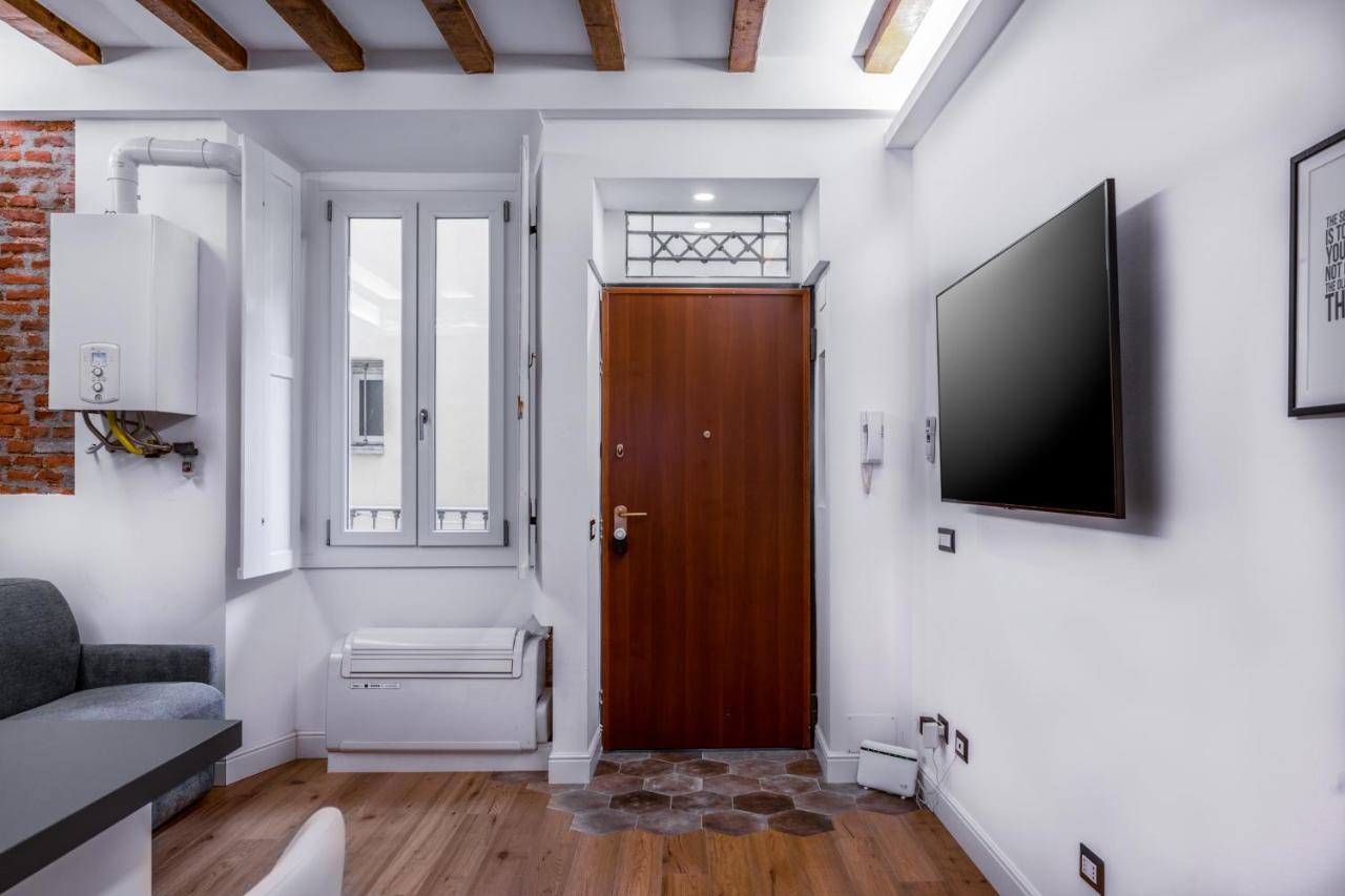 Unique In Center Apartment