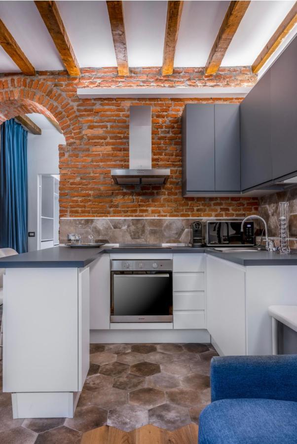 Unique In Center Apartment