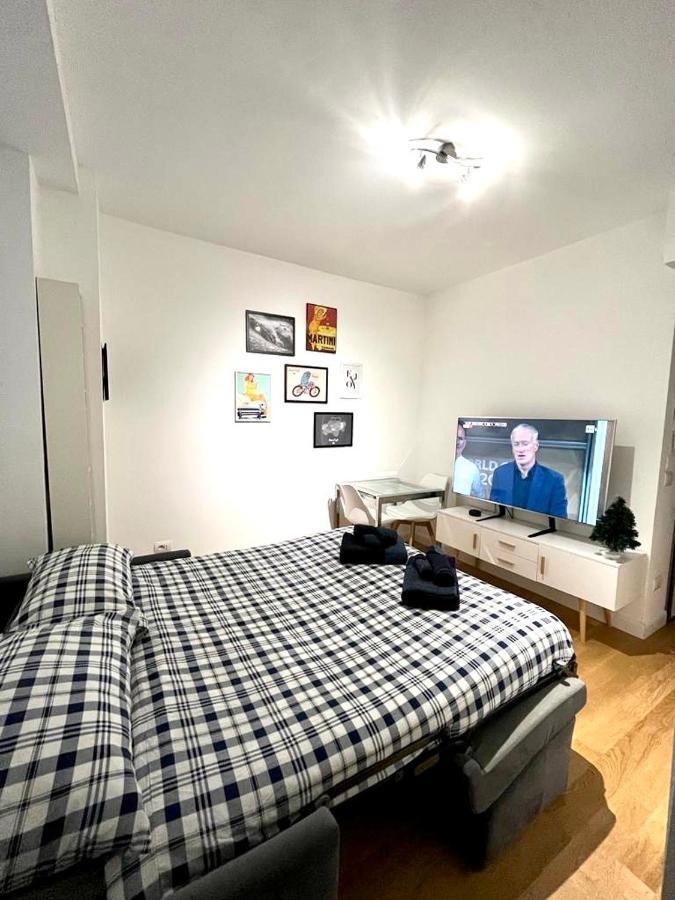 The Small White House In Apartment *
