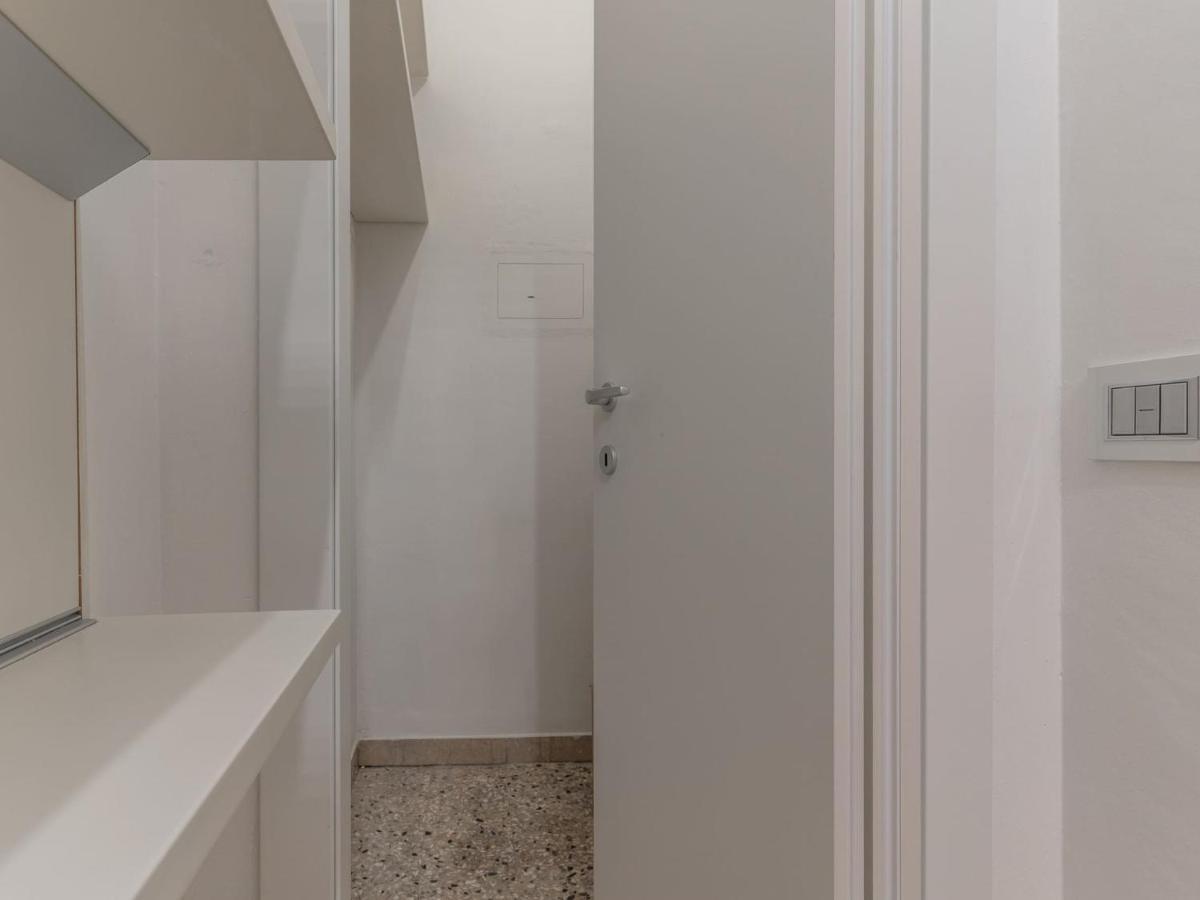 The Rent - Spacious Three-bedroom In Moscova Mailand