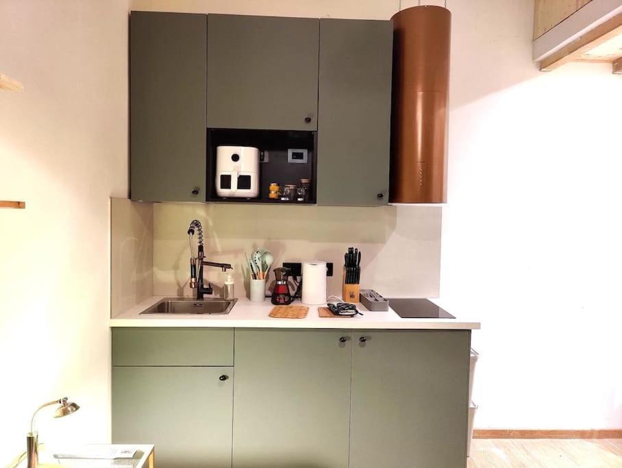 Casa Mamo: Design & Vintage Above Subway Apartment Mailand