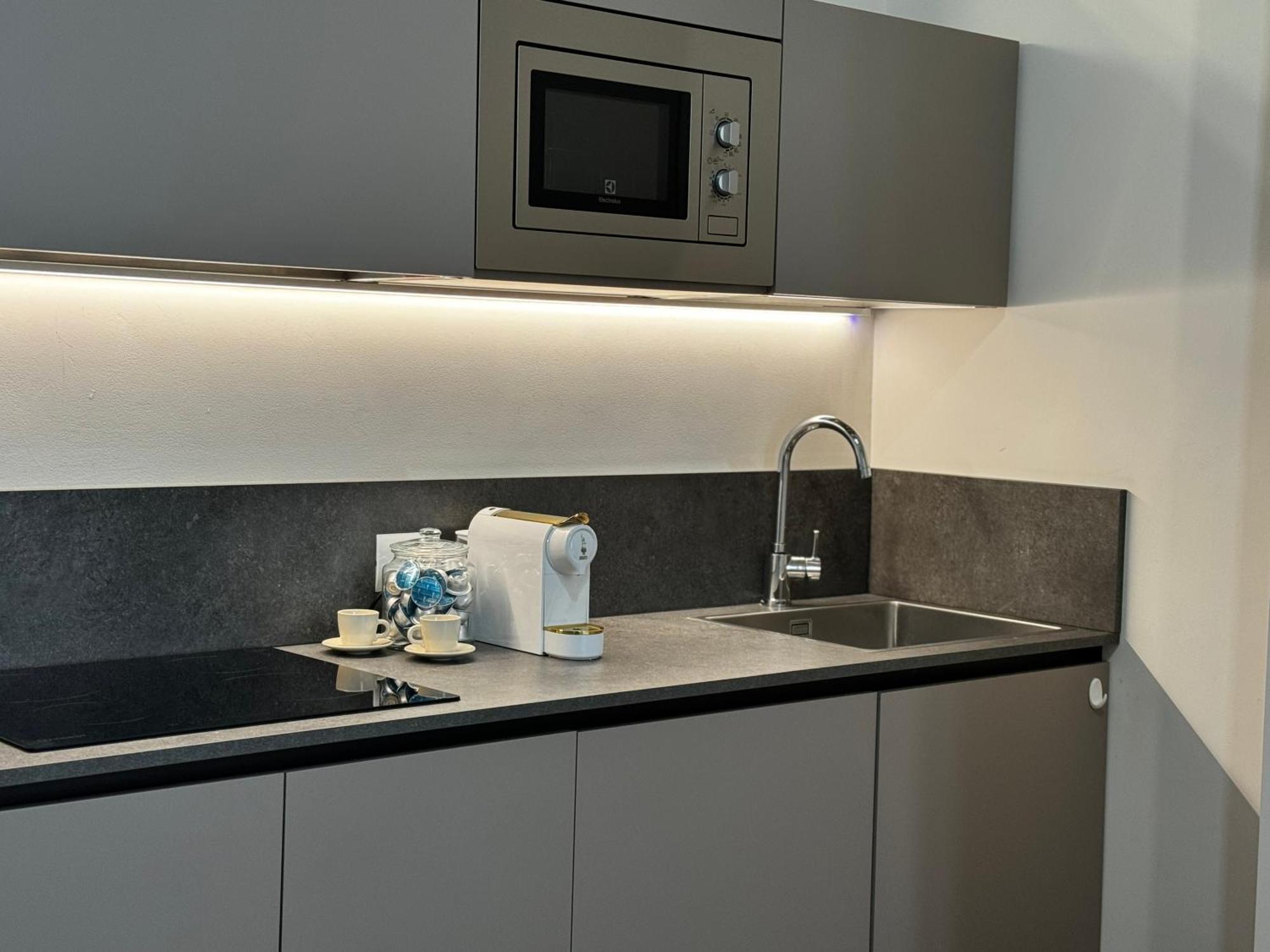 Regina In Corso Lodi - Sky Tv, Wifi E Breakfast Box Apartment *