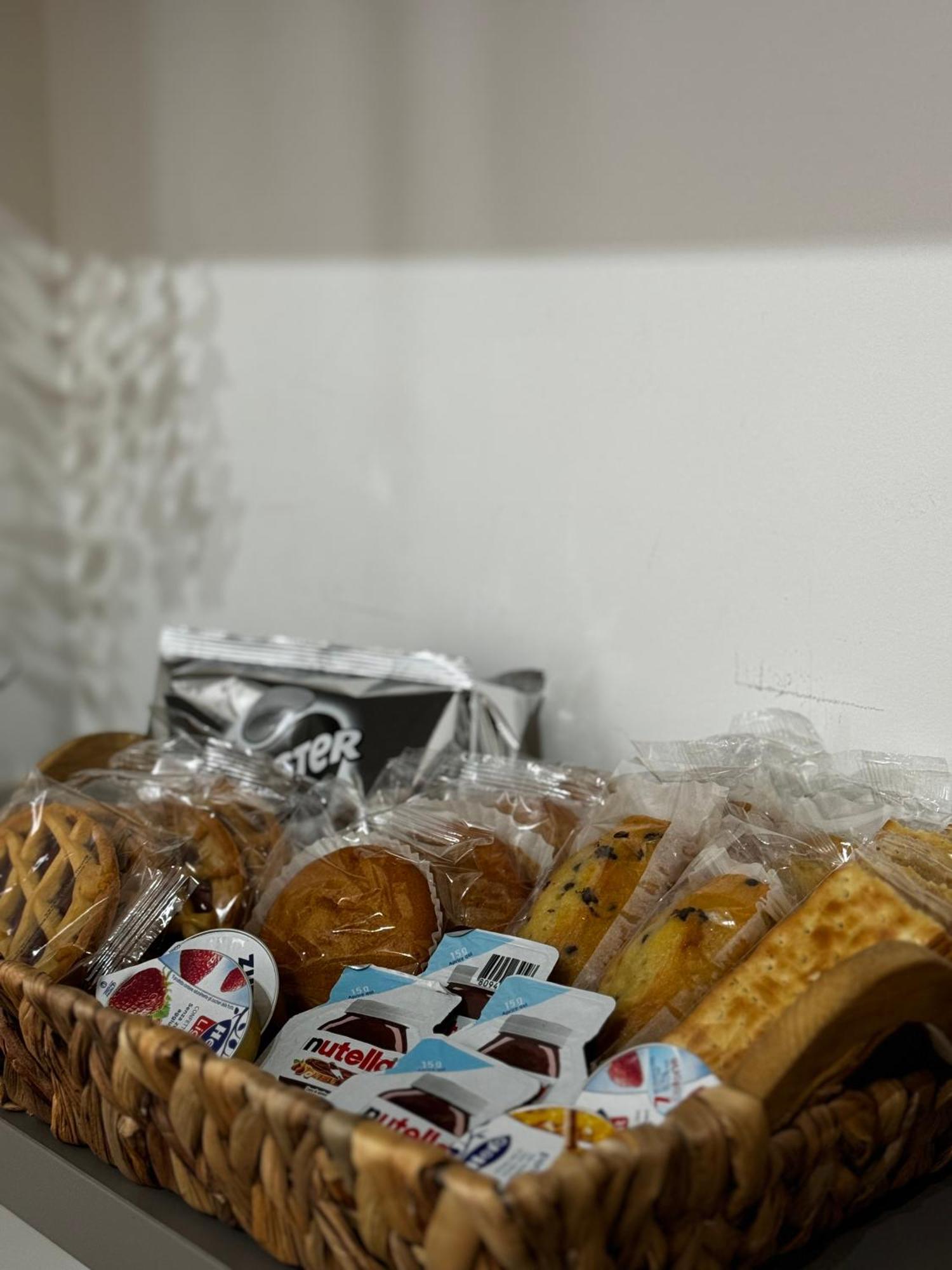 Regina In Corso Lodi - Sky Tv, Wifi E Breakfast Box Apartment
