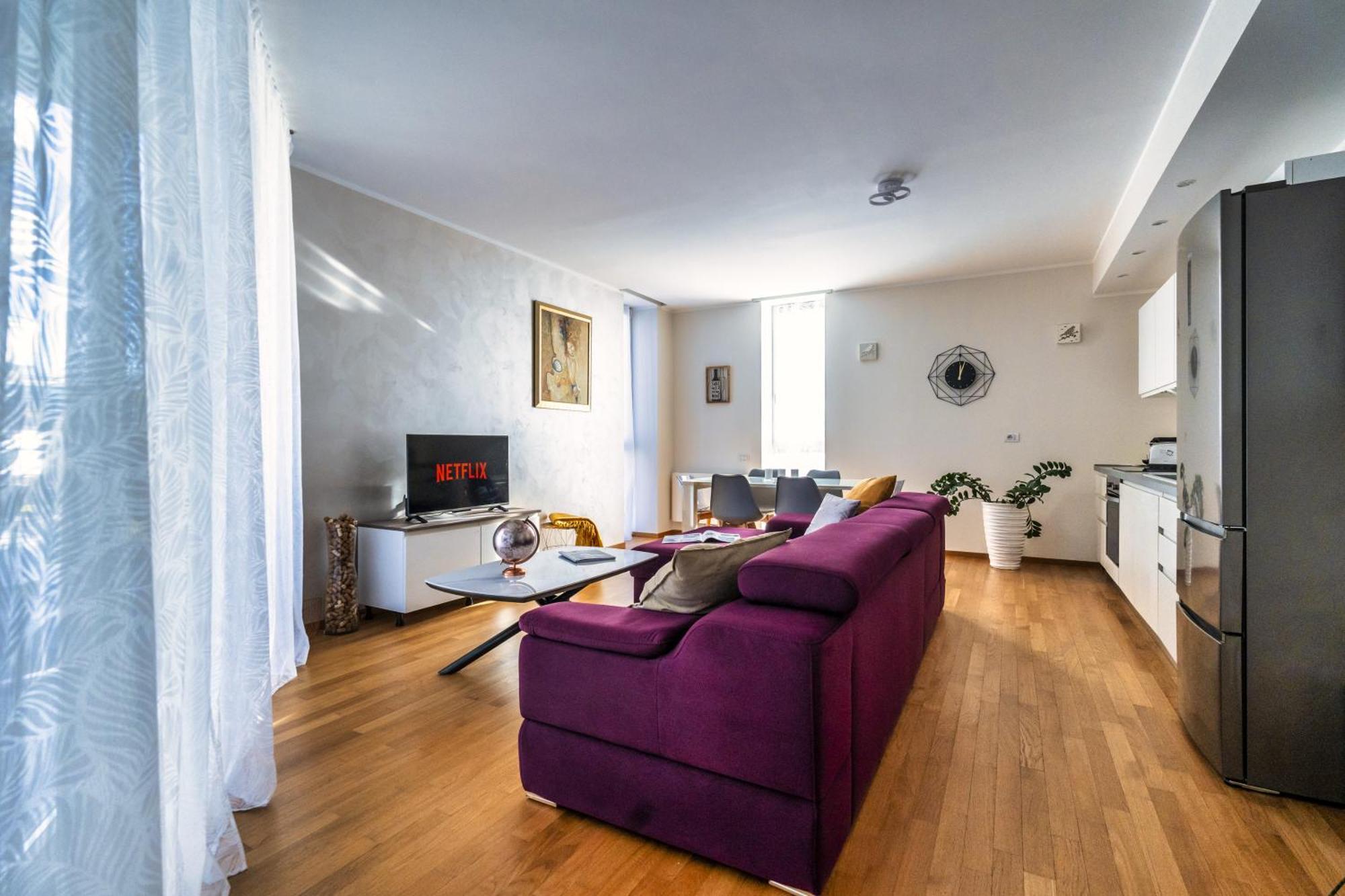 Apartment 5 Min Walk From Subway Elegant & Modern *