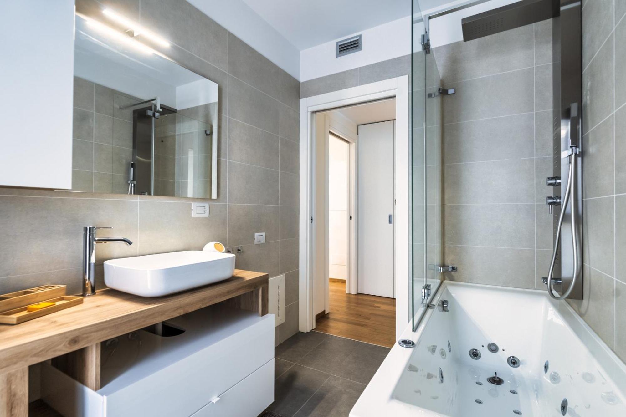 Apartment 5 Min Walk From Subway Elegant & Modern *