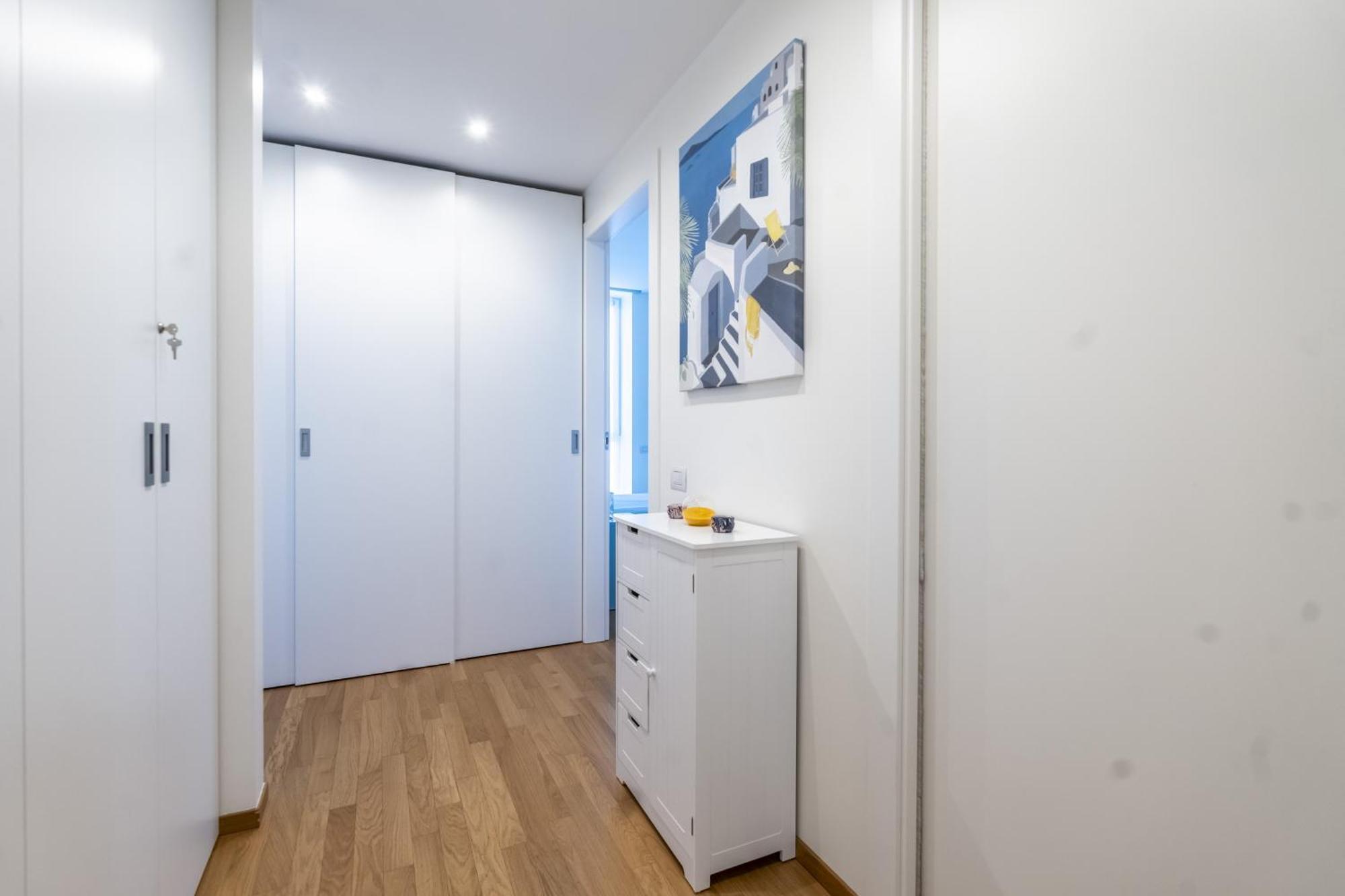 5 Min Walk From Subway Elegant & Modern Apartment