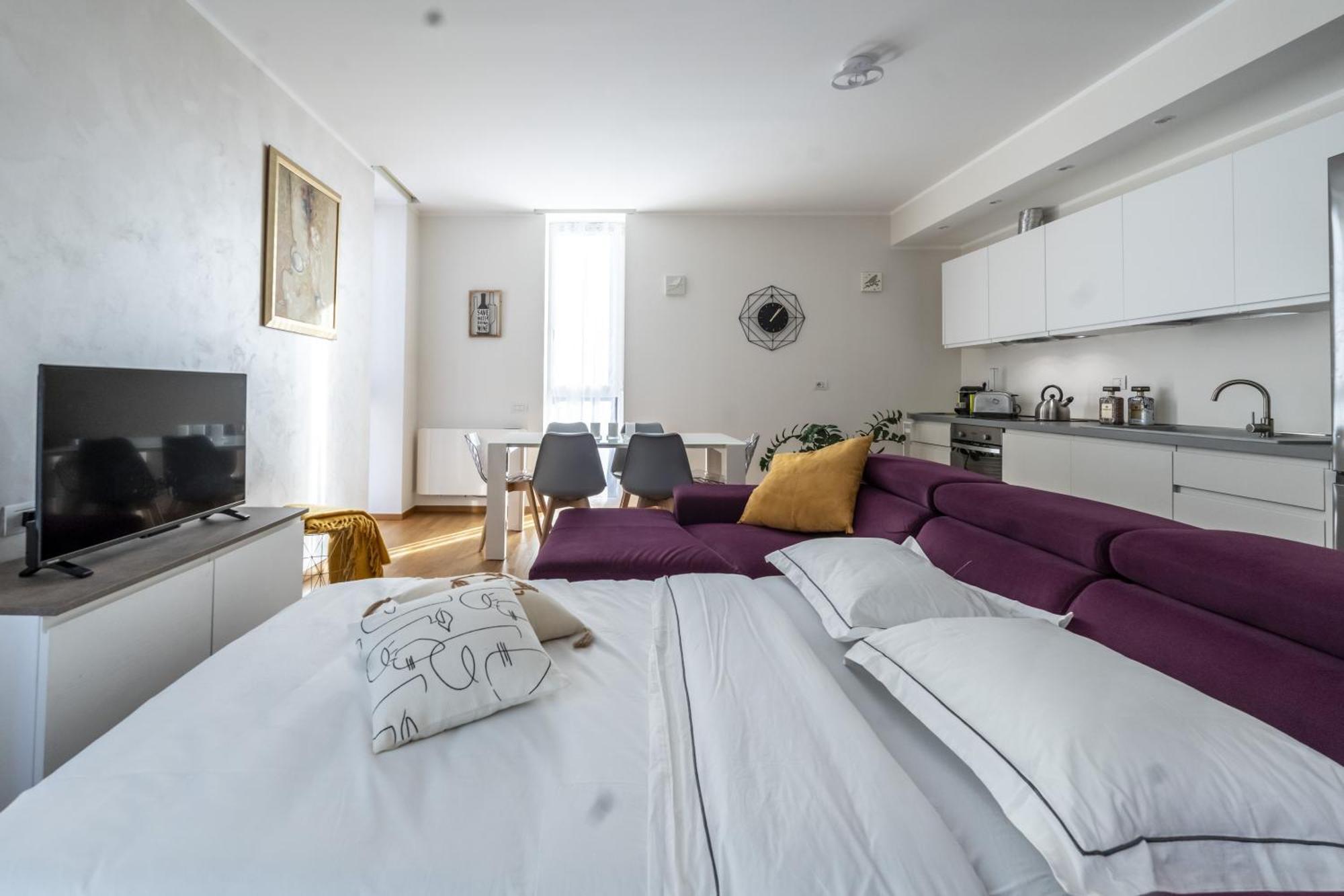 Apartment 5 Min Walk From Subway Elegant & Modern *