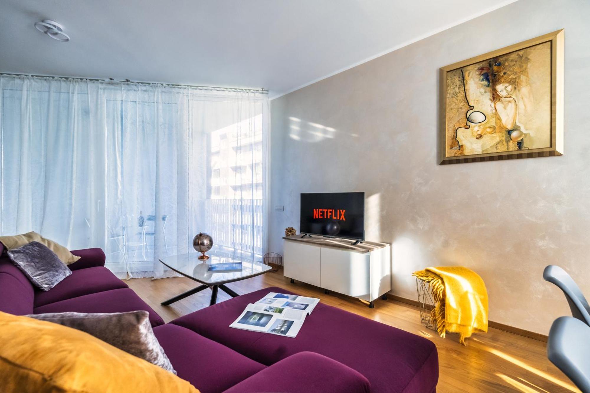 5 Min Walk From Subway Elegant & Modern Apartment *