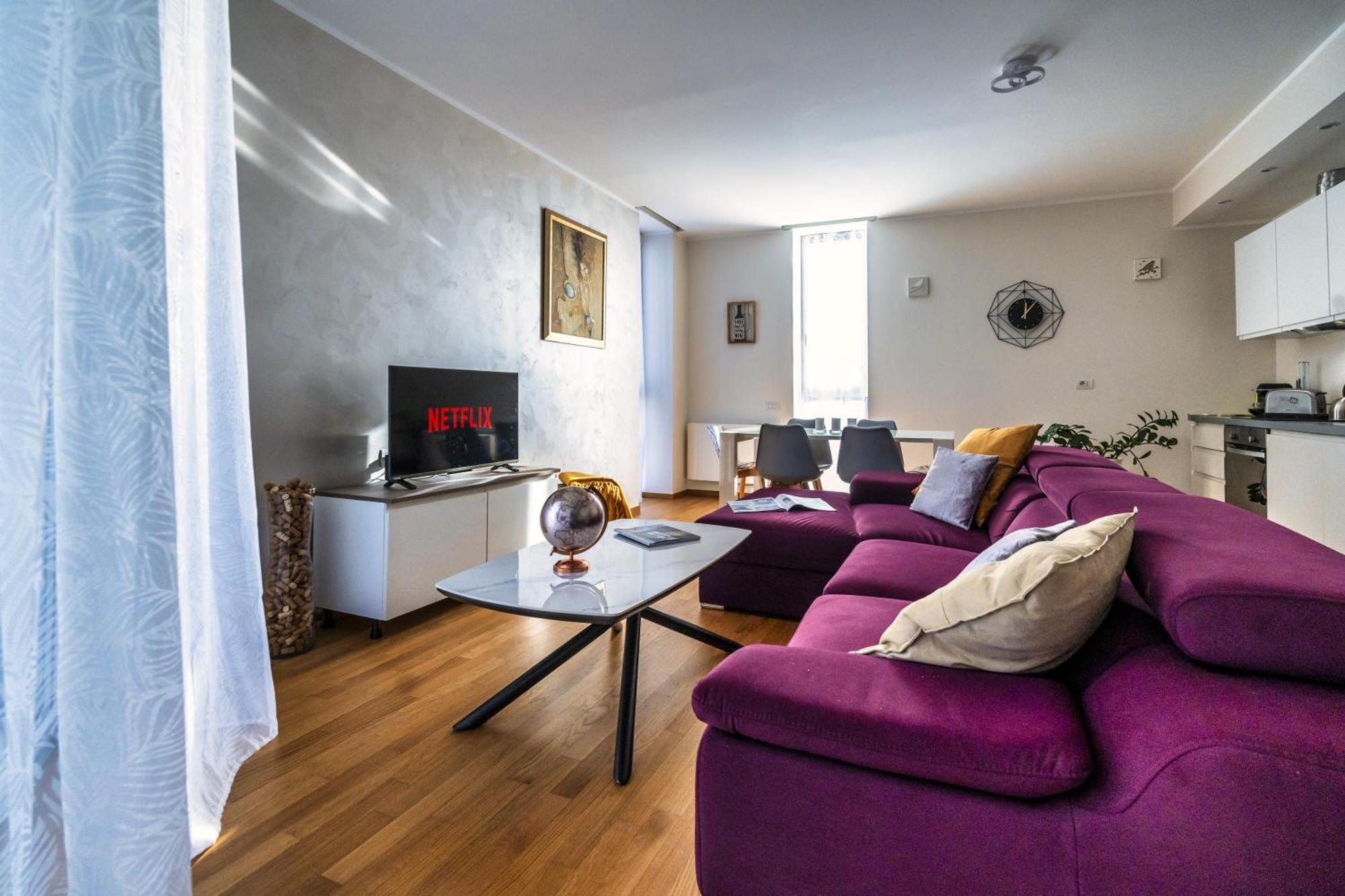 5 Min Walk From Subway Elegant & Modern