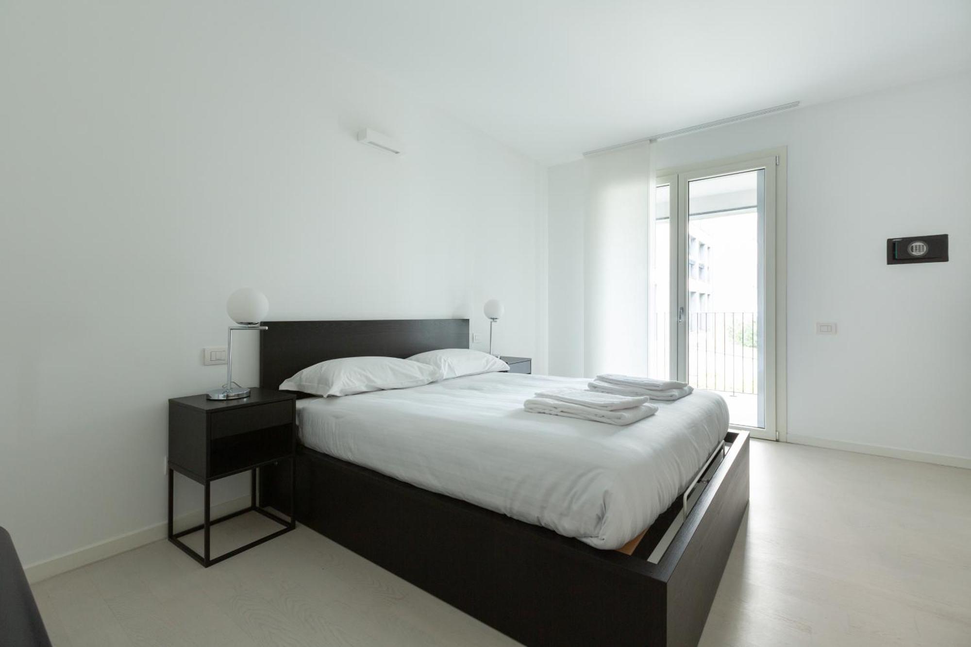 Porta Nuova Bright And Roomy Flat Apartment Milan