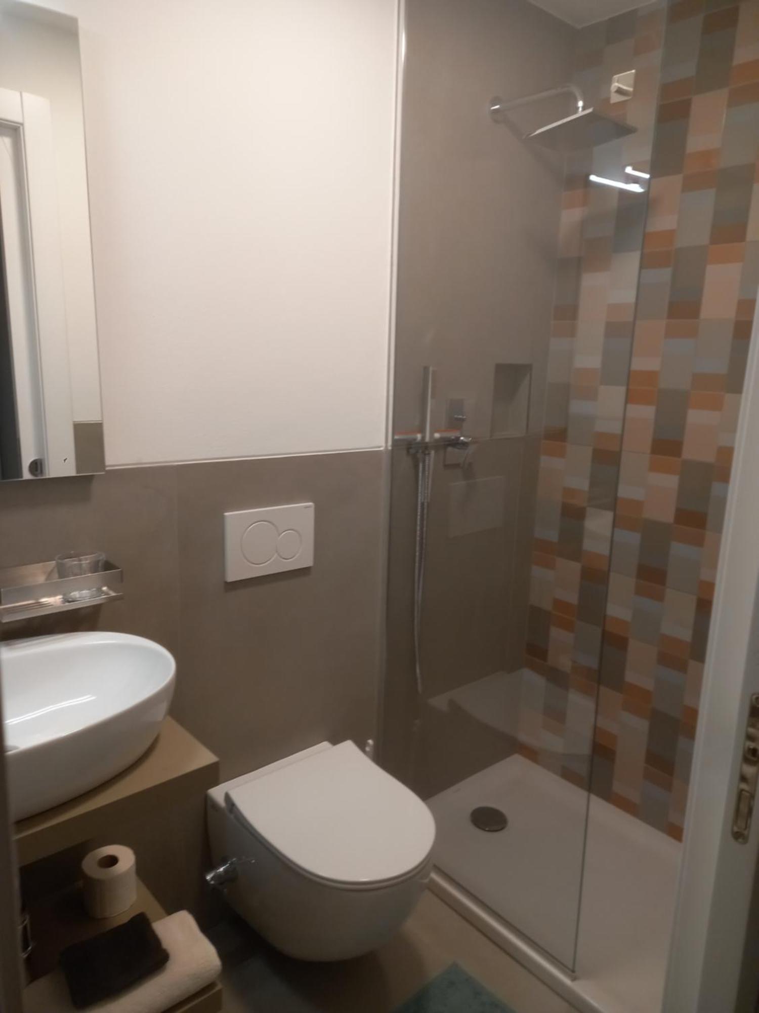 Apartment Corso Lodi 6 Milano Porta Romana - Bellissimo Nuovo Appartamento Con 2 Camere Da Letto E Due Bagni - Beautiful Newly Decorated 2 Bedrooms 2 Bathrooms With Free Parking Per Selected Qualifying Rate - Metro Subway Porta Romana 6 Minutes To Duomo Cathed Milan