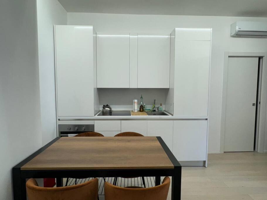 Modern - Walking Distance To Station Apartment
