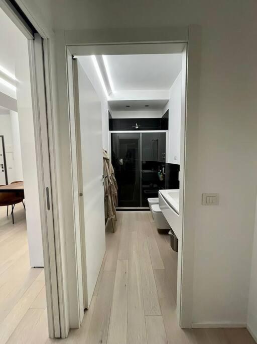 Modern - Walking Distance To Station Apartment *