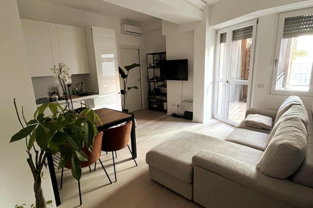 Modern - Walking Distance To Station Apartment *