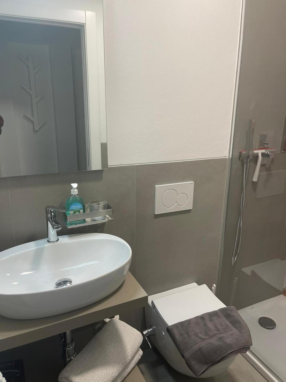 Corso Lodi 6 Milano Porta Romana - Bellissimo Nuovo Appartamento Con 2 Camere Da Letto E Due Bagni - Beautiful Newly Decorated 2 Bedrooms 2 Bathrooms With Free Parking Per Selected Qualifying Rate - Metro Subway Porta Romana 6 Minutes To Duomo Cathed Apartment Milan