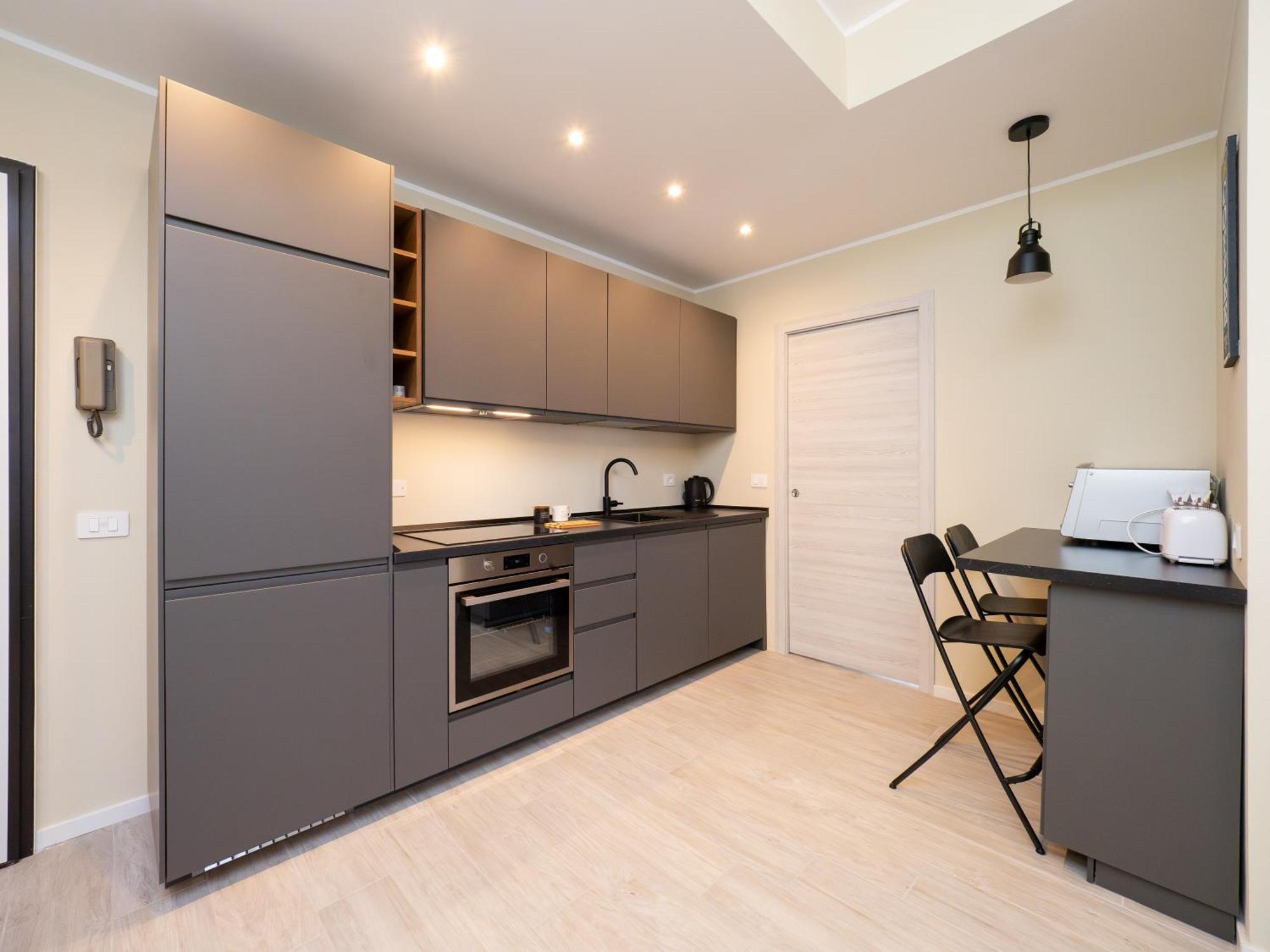 Modern 2br With Private Balcony, Steps To Metro Mailand
