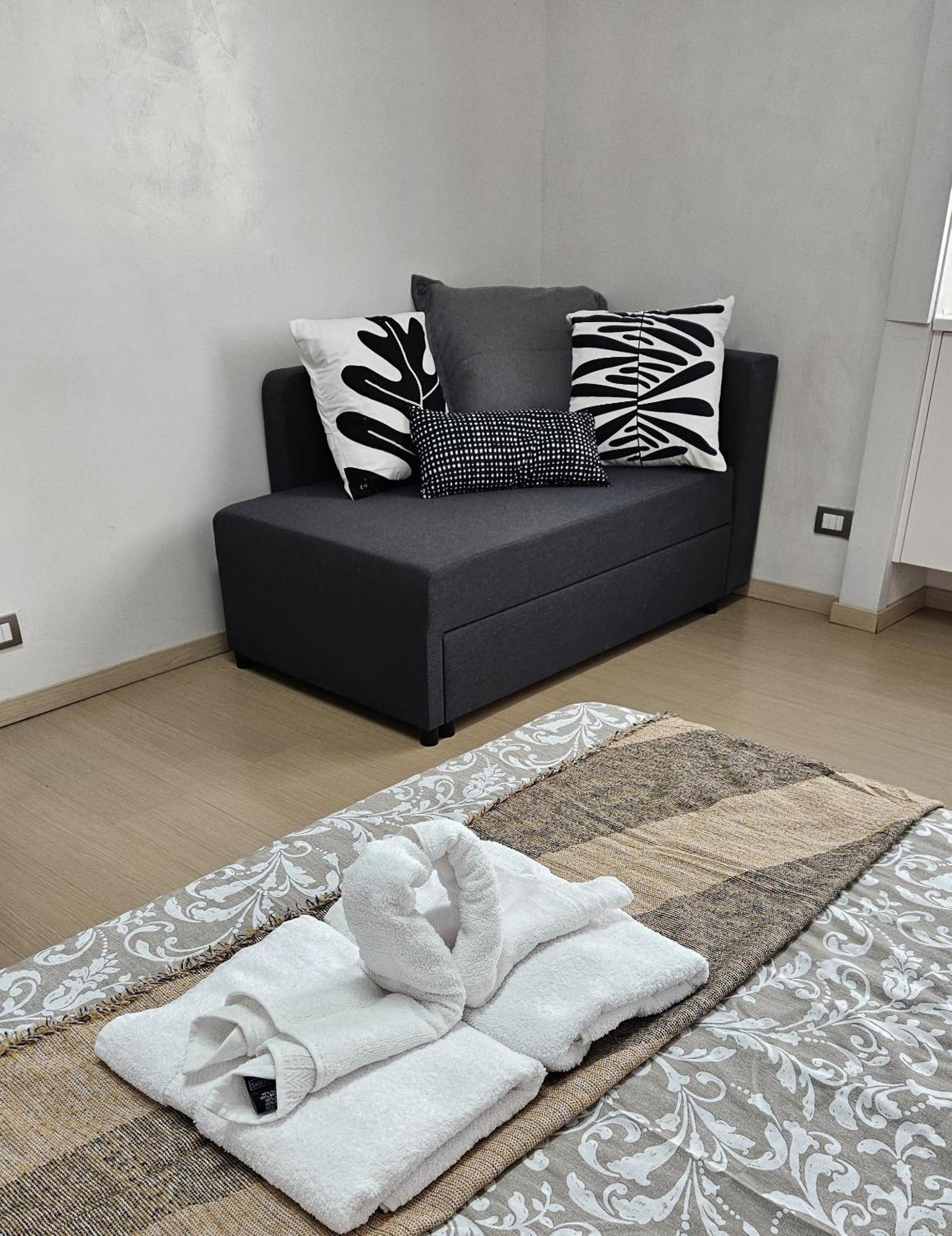 Family Comfort, Duomo 15min Walk Away, With Parking In Front Apartment