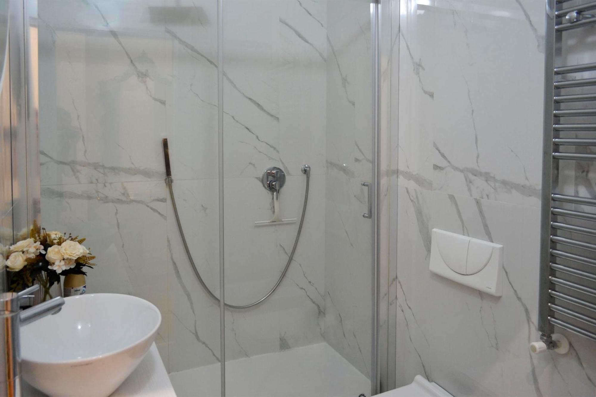 Peony House - 10 Min Duomo Apartment *