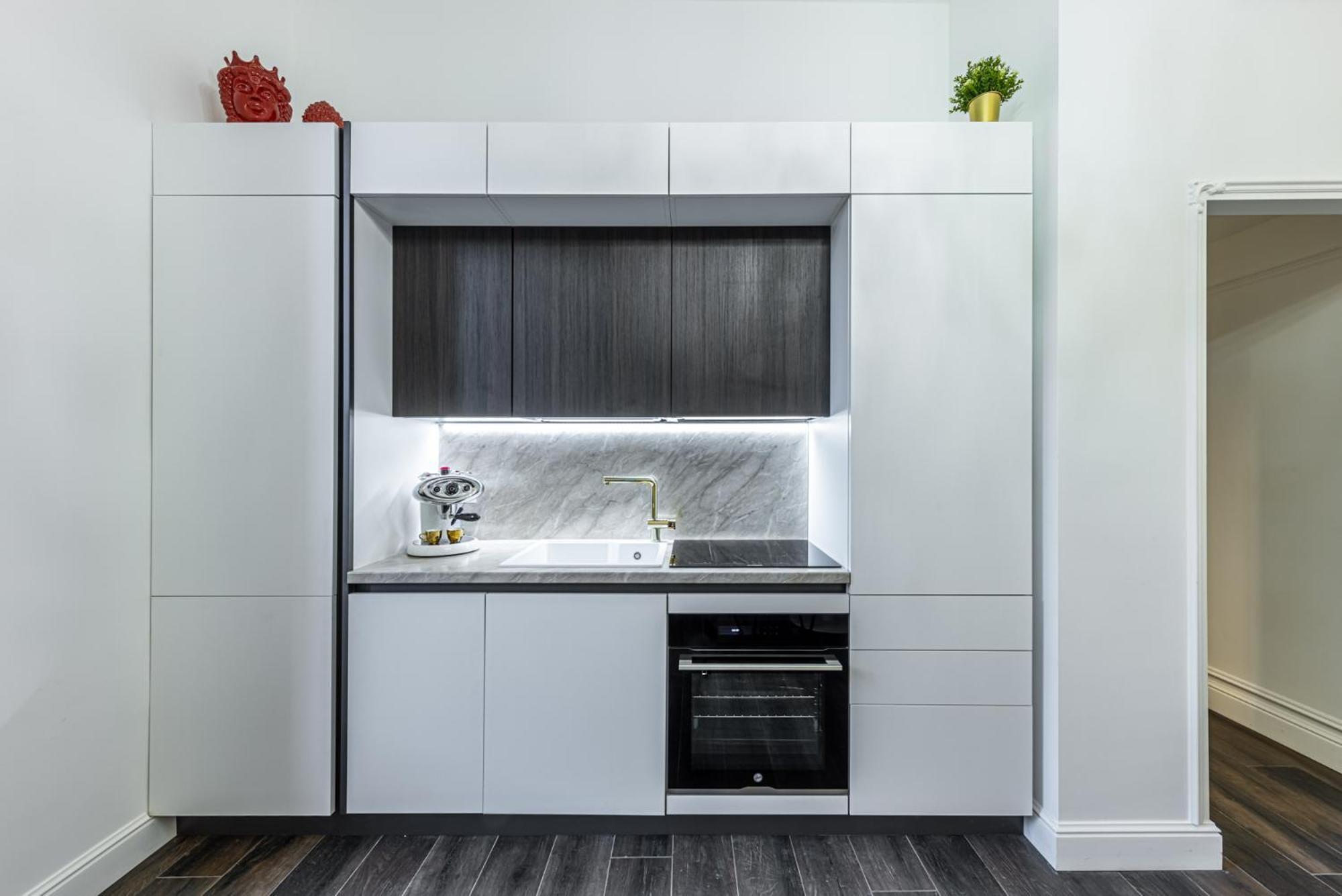 Apartment Station, Luxury & Modern With Comfort! *