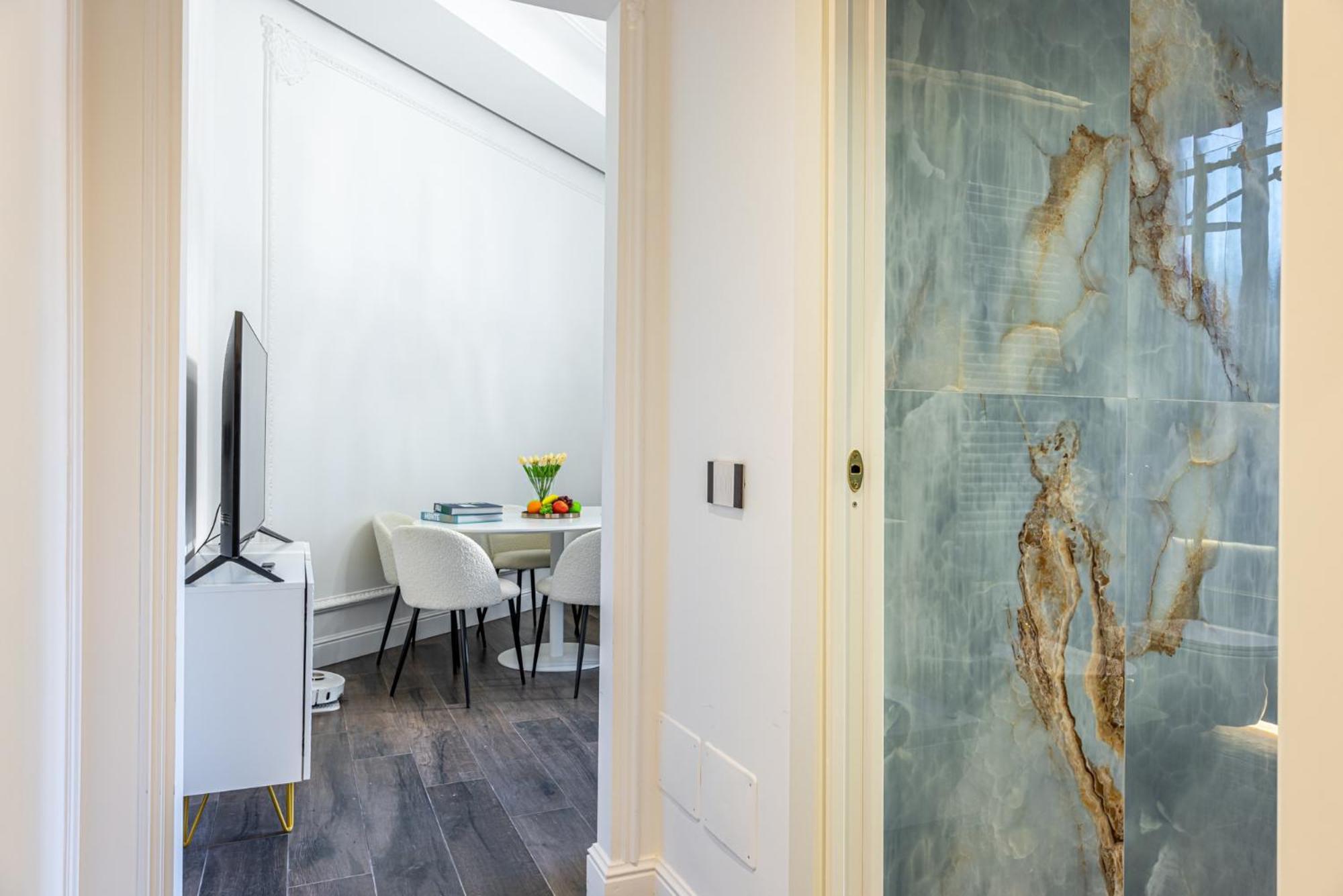Station, Luxury & Modern With Comfort! Apartment