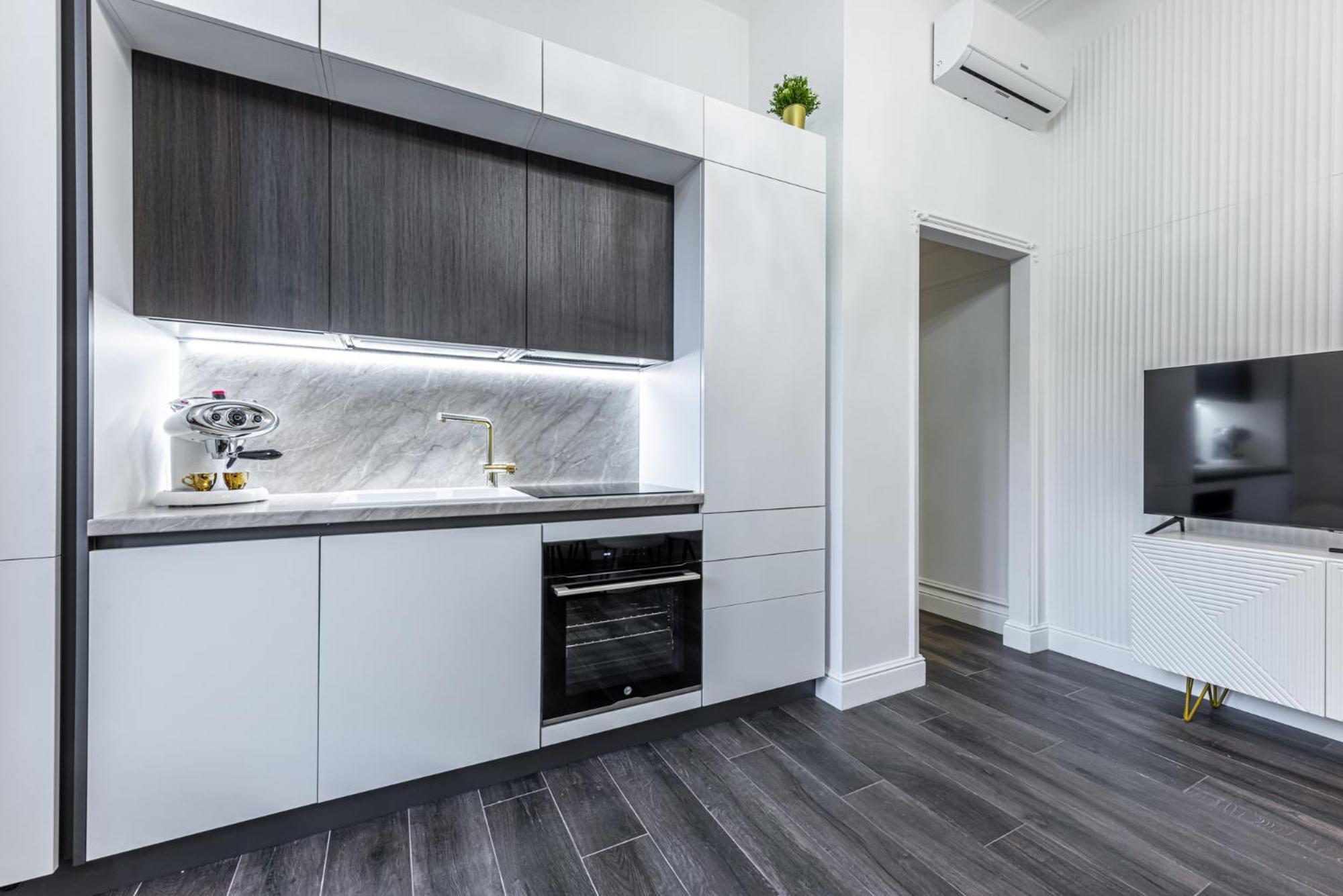 Station, Luxury & Modern With Comfort! *