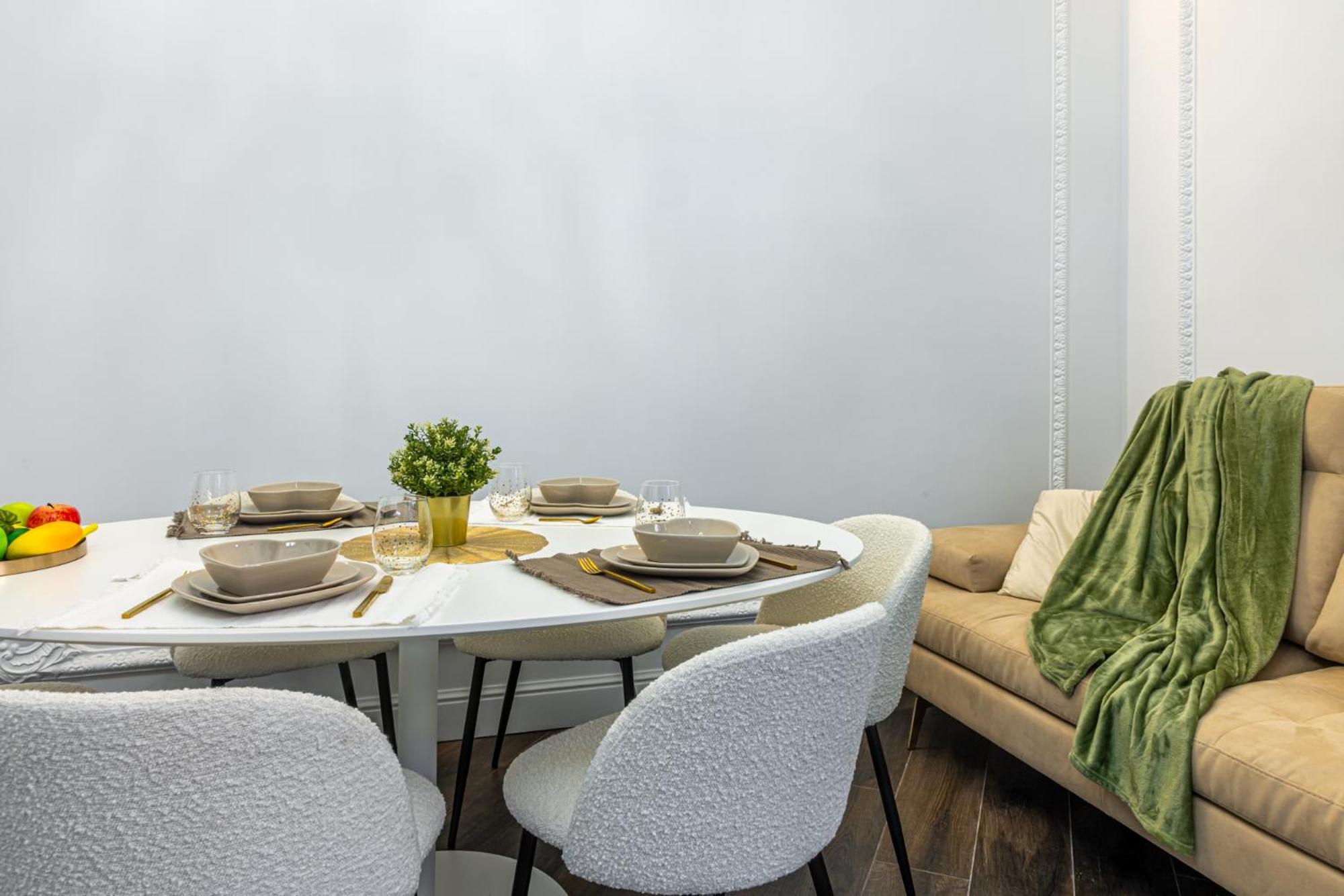 Station, Luxury & Modern With Comfort!