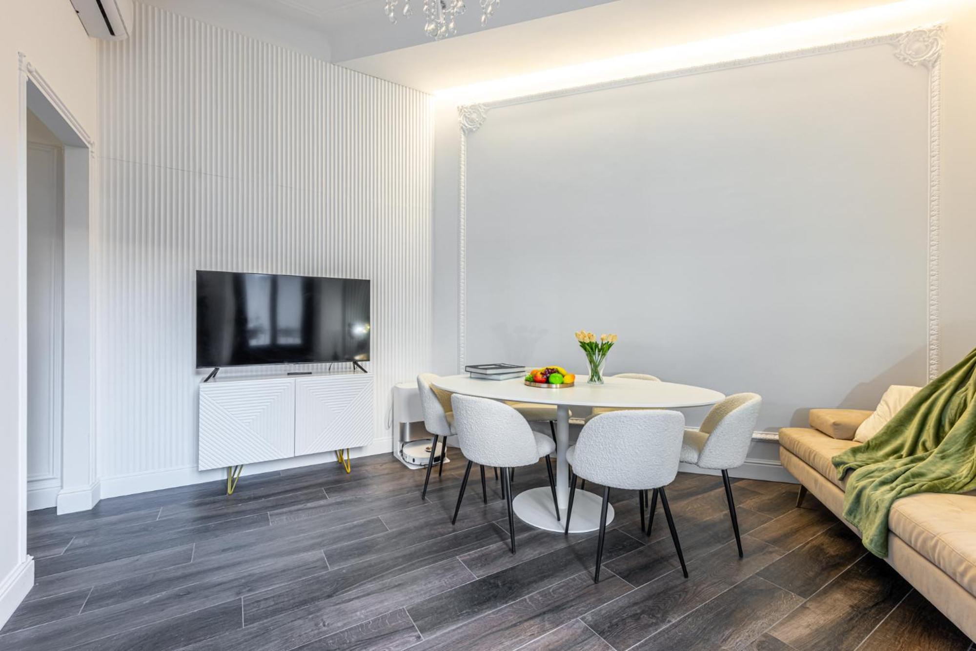 Station, Luxury & Modern With Comfort! *
