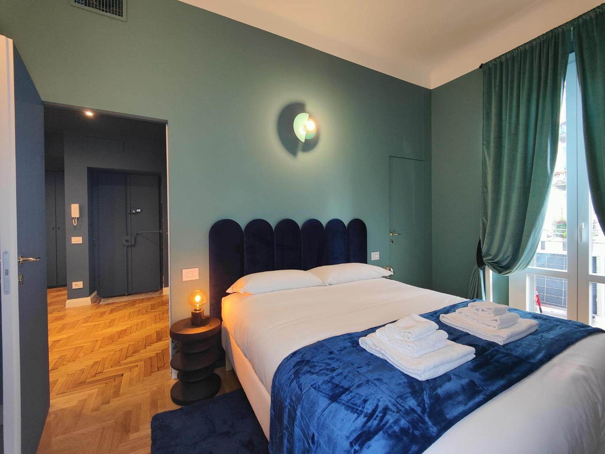 9 Guests 2 Apartments Together 2 And 3 Floor With, 4 Bedrooms, 4 Baths In Milano Downtown With Ac, Wifi And Subway M1 M2 Airport Connected