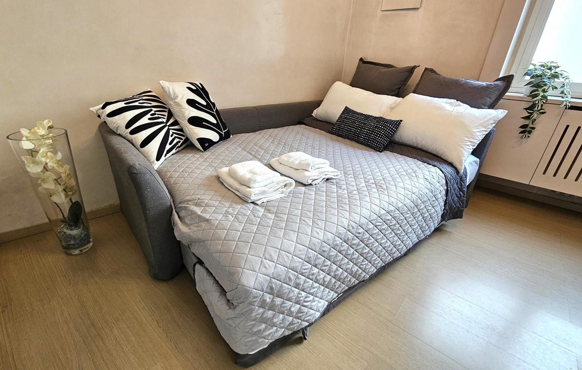 Apartment Family Comfort, Duomo 15min Walk Away, With Parking In Front *