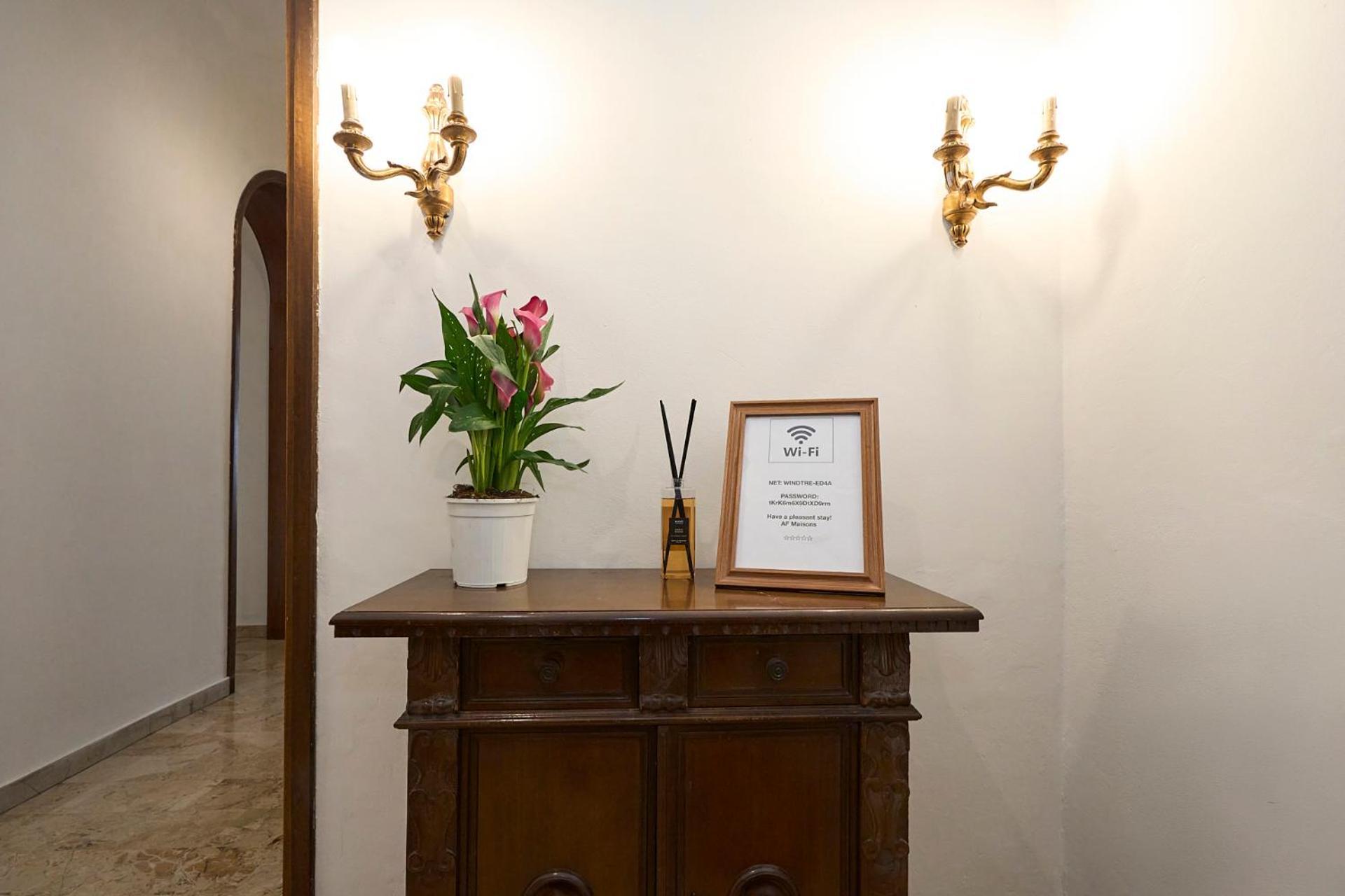Vintage House - 2 Minutes Walk From Station Milão