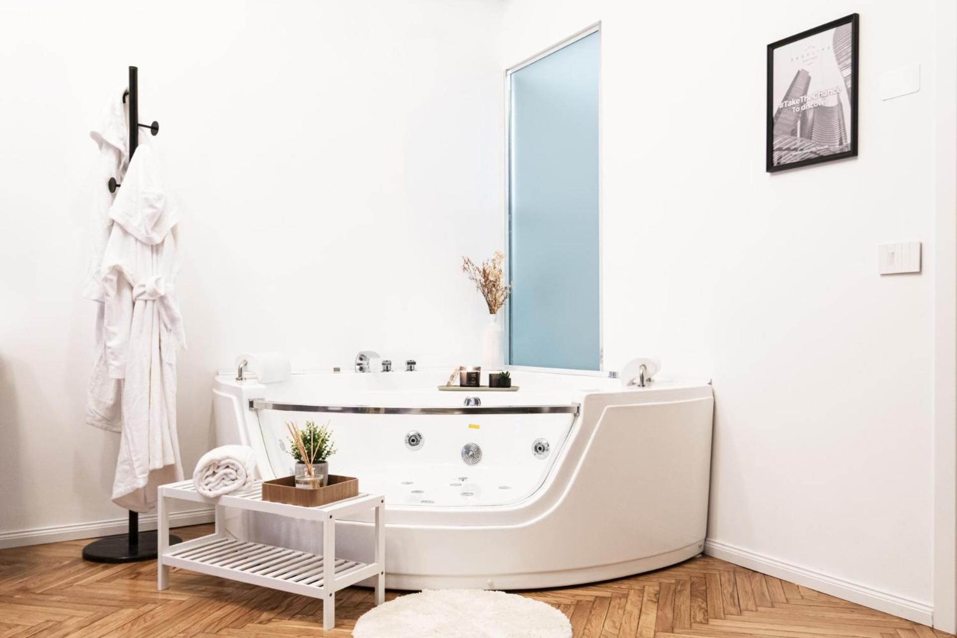 Easylife - Cav104 Prestigioso Con Jacuzzi In Apartment
