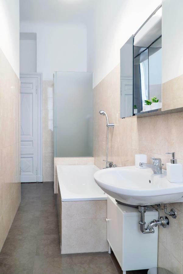 Apartment Hemeras Boutique Homes - 4 Design Homes In Center